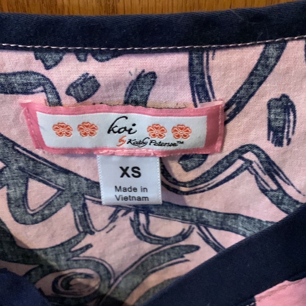 Gently used to coy fitted scrub top size XS - Picture 2 of 2